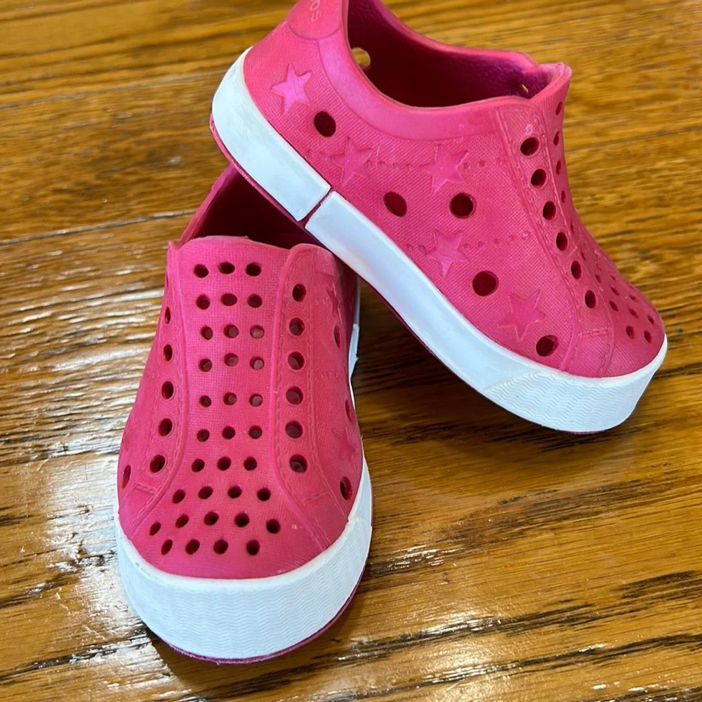 Shooshoos brand pink rubber infant shoes. Slip on style, size 5.